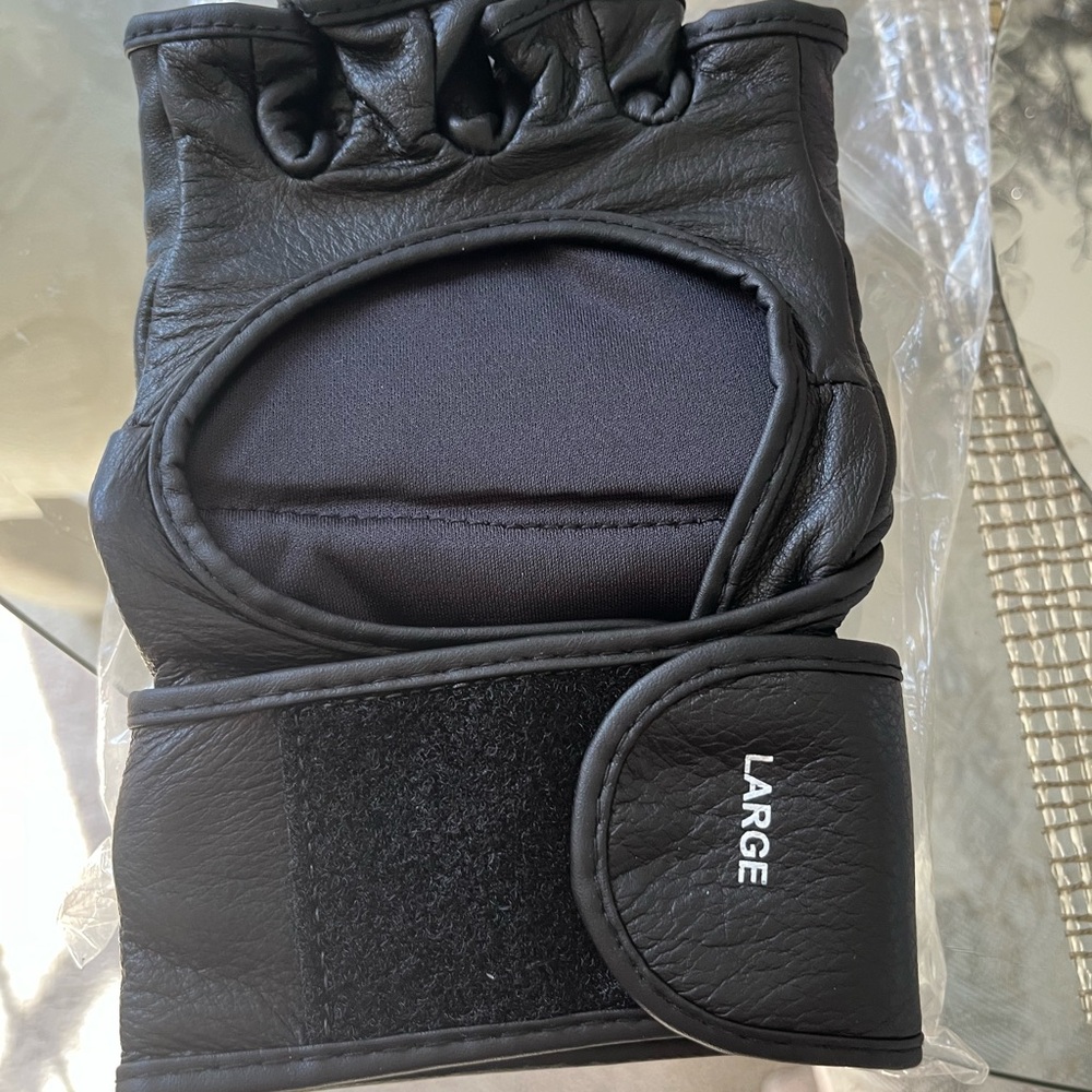 UFC Black Men's Fight Gloves retail $149 - Picture 4 of 5